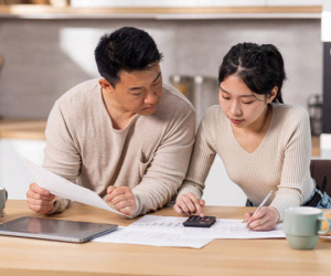 Vợ chồng tiền ai nấy tiêu, góp quỹ chung 50-50: Các mẹ rần rần tranh cãi