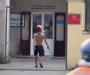 Thanh niên xăm trổ cầm hung khí xông vào công an phường quậy phá