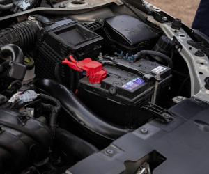 Đây là lý do ô tô chạy xăng dầu chưa dùng pin lithium-ion thay cho ắc quy