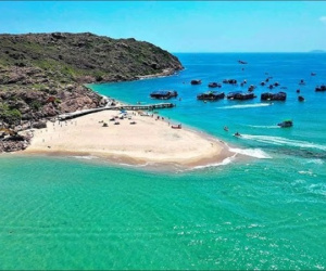 Có một hòn đảo hoang sơ cách thành phố chưa tới 20km, du khách nhận xét: 'Nước trong nhìn thấy tận đáy'