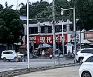 Clip: Khoảnh khắc ngôi nhà bất ngờ đổ sập khiến nhiều người bị mắc kẹt