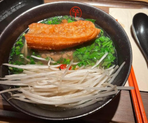 Ông chủ gia vị DH Foods review phở Chi Pu: 'Mặn quá, phải thêm nước suối mới tạm ăn được'