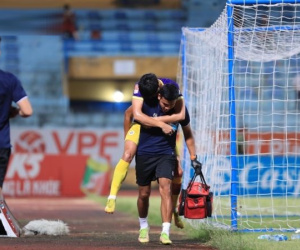 Chân sút '3 năm ghi 2 bàn' phải nhờ bác sĩ cõng rời sân, HLV Kim Sang-sik gọi gấp tiền đạo HAGL