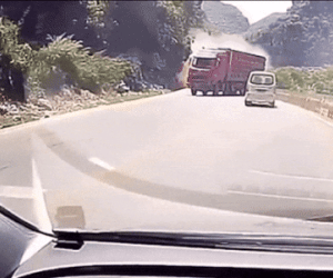 Clip: Xe tải mất kiểm soát đâm văng xe khác khiến 1 người tử vong