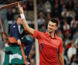 Djokovic 'book vé' vòng 4 Roland Garros sau trận đấu 5 set