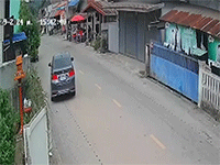 Mất lái, xe con tông trúng nhà hàng bên đường khiến đầu bếp bị kẹt cứng
