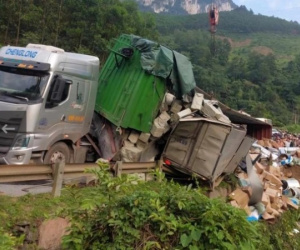 Xe đầu kéo bị lật thùng hàng đè bẹp xe tải nhỏ, nữ lái xe tử vong trong cabin