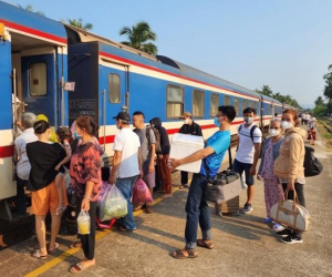 Du lịch hè: Chọn bay đêm, đi tàu hỏa hay ô tô?