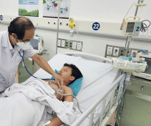 Vụ hơn 500 người ngộ độc bánh mì: Một bệnh nhi tử vong