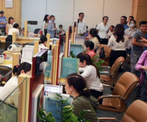 Kỳ vọng giá vàng giảm tiếp, nhiều người đến xem ngân hàng bán vàng rồi ra về