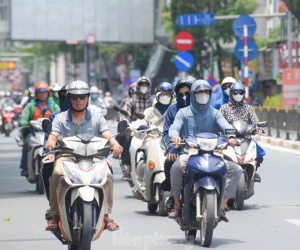 Hà Nội nắng 'rát mặt', mặt đường lên đến hơn 50 độ C