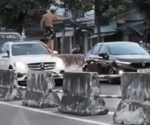 Người đàn ông ngoại quốc chặn đường, đập phá xe ô tô