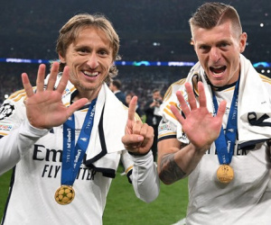 Toni Kroos nâng Cúp C1 cuối với Modric và Real: Chia tay ngạo nghễ