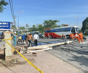 Container kéo sập trụ điện trước bệnh viện, một bé gái nhập viện