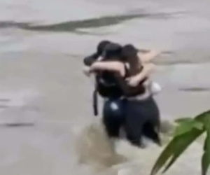 Xót xa hình ảnh 3 người bạn ôm chặt nhau trước khi bị nước lũ cuốn trôi
