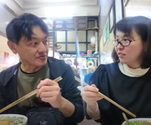 Vợ chồng người Nhật thưởng thức phở ở Hà Nội, miệng không ngừng nói một câu