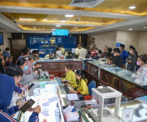 Ngân hàng tung vàng miếng SJC, giá giảm nhanh