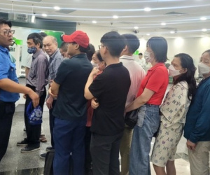 9 giờ sáng, ngân hàng đã hết số, người dân đi 2 ngày không mua được vàng SJC