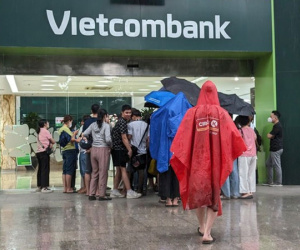 Người Hà Nội 'đội mưa' đi mua vàng