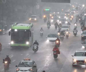 Miền Bắc xuất hiện mưa đặc biệt lớn, Hà Nội sấm sét vang trời kèm gió mạnh