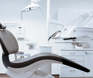 Đi hàn răng, người đàn ông bị mảnh thiết bị rơi xuống họng phải nhập viện
