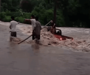 Lũ cuốn trôi xe bán tải, 2 người thoát chết