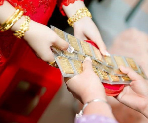 Mẹ mất để lại toàn bộ vàng cho chị dâu, tôi chỉ cầm 35 triệu vẫn bị mắng: Có nhà nhưng chẳng dám về