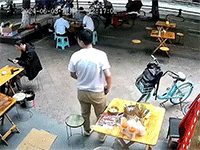 Xe ba bánh mất lái lao lên vỉa hè 'càn quét' quán ăn