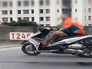Bố không đội mũ bảo hiểm một tay ôm con, một tay lái xe 'lao vun vút' trên đường vành đai 3