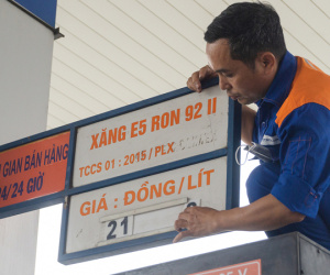 Giá xăng tiếp tục giảm mạnh theo xu hướng thế giới