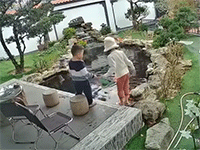Sau vụ hai cháu bé bị đuối nước khi theo bố mẹ, dân mạng chia sẻ hàng loạt video cảnh báo các gia đình có bể nước trong nhà