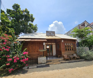 Đưa con ra quán cà phê chơi, nữ giáo viên bị tấm bê tông rơi đè tử vong