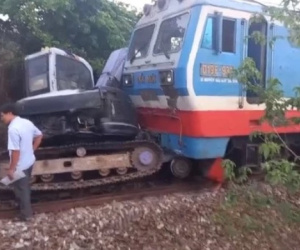 Tàu hỏa SE 10 tông vào máy xúc, đường sắt Bắc - Nam qua Bình Thuận gián đoạn