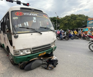 Xe khách đâm hàng loạt xe máy dừng đèn đỏ, 1 người tử vong
