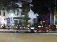 Mâu thuẫn trong cuộc nhậu, cô gái lái ô tô đâm thẳng đuôi xế hộp, hiện trường hỗn loạn, nhiều người bỏ chạy lên vỉa hè