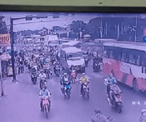 2 góc camera 'phơi bày' diễn biến vụ ô tô đâm hàng loạt xe máy, nhiều người thương vong