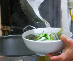 Quán phở Hà Nội núp ngõ sâu phố cổ, khách tay bưng tay gắp miệng xuýt xoa