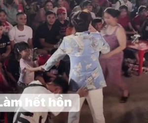Bị sàm sỡ khi xuống giao lưu với khán giả, nam ca sĩ Việt phải chạy ngay lên sân khấu
