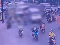 Khoảnh khắc kinh hoàng xe chở công nhân mất phanh tông hàng loạt xe khiến 2 người tử vong