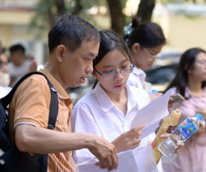 Hơn 100 nghìn thí sinh làm thủ tục, căng thẳng tranh suất vào lớp 10