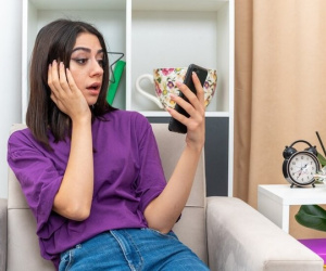 Mở camera, chồng phát hiện bộ mặt thật của cô vợ ngoan hiền