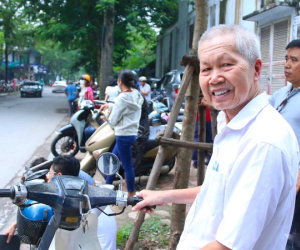 Cụ ông 80 tuổi ở Hà Nội đưa con đi thi lớp 10