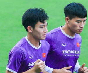 Xúc động: Hotboy ĐT Việt Nam đã đẹp trai, đá bóng hay lại còn giàu lòng nhân ái, tặng suất ăn cho nhân viên vệ sinh ở sân bay