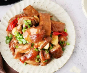 Cách làm món gà kho khoai môn đậm đà, dễ làm, thích hợp cho người lười
