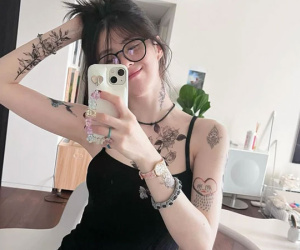 Han So Hee thách thức dư luận: Bị chê bai vì lộ hình xăm kém sang, xả luôn ảnh khoe 'tha thu' kín người