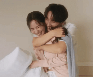 Vào xem ngay Sơn Tùng 'cưa sừng làm nghé' trong MV mới: Yêu đương si mê trao cả nhẫn đính hôn, nhạc rất 'nịnh fan'!