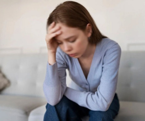 Sau cuộc điện thoại với mẹ vợ, chồng quay sang hỏi về số tiền 4 triệu mỗi tháng khiến tôi giật thót, giờ thì vàng cưới cũng bị 'tịch thu'