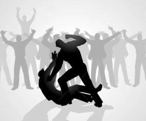 Nóng: Ca sĩ lao vào đánh nhau giữa lúc đang ghi hình