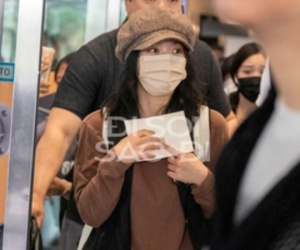 HOT: 'Em gái quốc dân' Kim Yoo Jung sáng bừng giữa sân bay Nội Bài, lộ mỗi đôi mắt cũng đủ gây thương nhớ