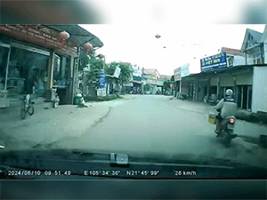 Thót tim tình huống mẹ chở con lao từ đường nhánh ra quốc lộ 'như đường nhà mình'